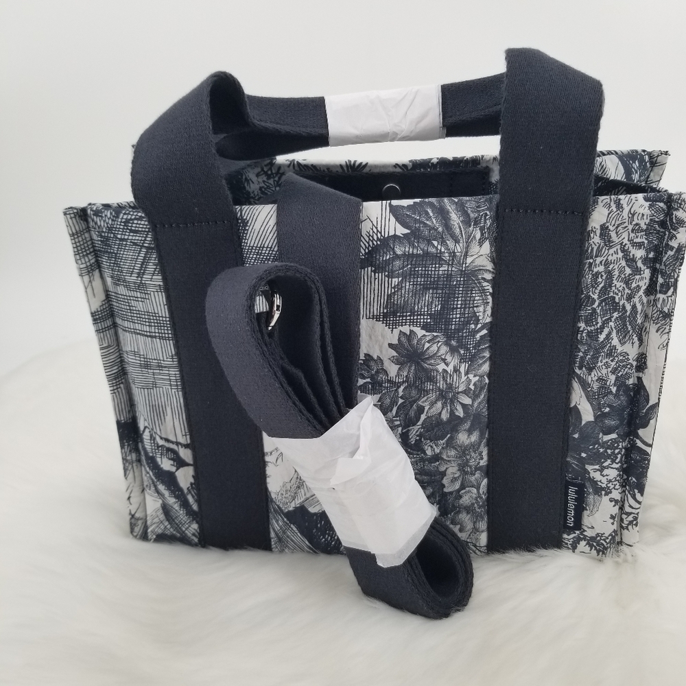 LULULEMON Boxy Mini Tote Toile Turtledove Navy and Obsidian 4.5 L NWT - Picture 11 of 16